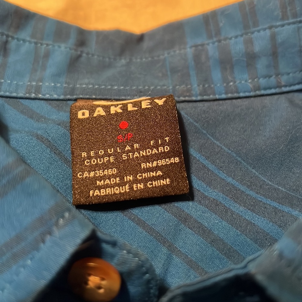 Size small Oakley button up short sleeve shirt vintage Oakley in excellent shape - Picture 2 of 3